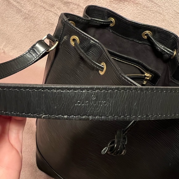 Authentic Louis Vuitton Black Epi Leather Neo Drawstring Bucket Bag - Picture 4 of 16